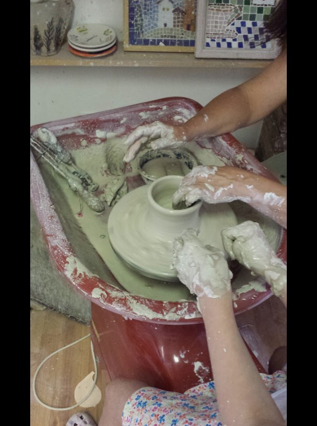 throw a pot on the wheel workshops lessons clay
